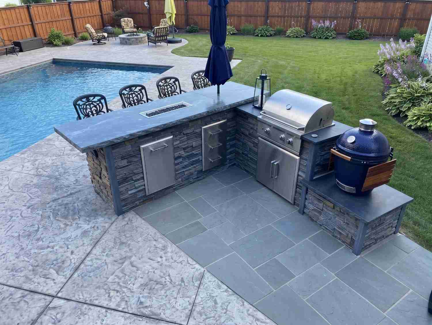 L shaped outdoor kitchen island with the grill on one leg and counter space on the other